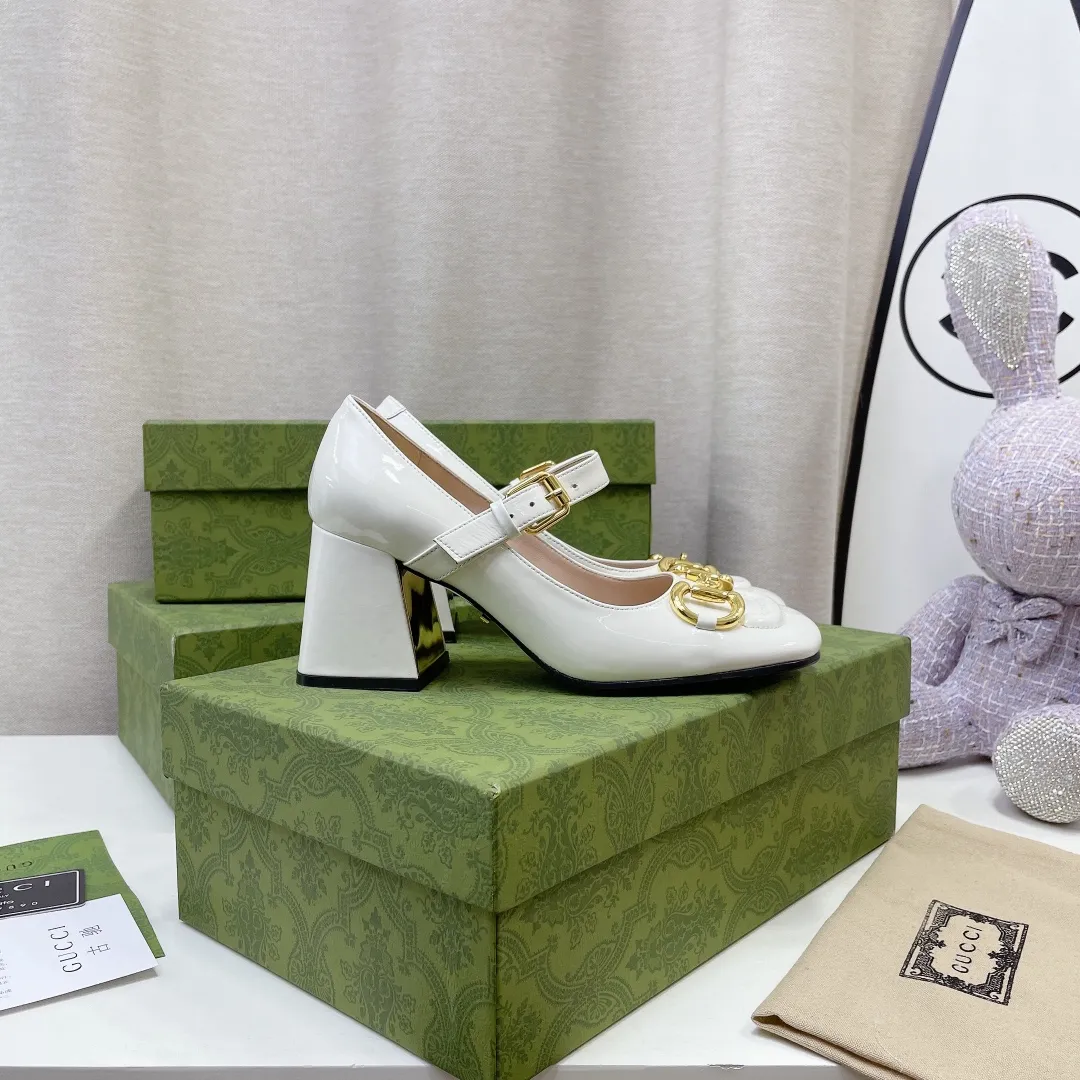 👟👟Ex-factory price👟👟Ex-factory price 480👟👟 ____New arrival____ GUCCI Gucci/Gucci high-end boutique 20212 early spring new model, original flavor and original quality! Every detail has been carefully crafted and can be compared with ZG, no second quality! Fabric: Original custom imported patent leather with molded hardware horsebit buckle from Dongguan Dachang Factory Lining/foot pads: High-end custom sheepskin lining Heel height: 7.5CM, electroplated gold+covered leather Outsole: Italian genuine leather sole Size: 34-41 (34.40.41. Customized, non-returnable) This medium-heeled pump is made of leather, with designs such as a square toe and a three-dimensional square heel. The exquisite and delicate details give the entire design an elegant charm. The gold-toned horsebit injects the brand’s logo into this look. ●Horsebit detail. Three-dimensional square heel. ●Created in Italy.